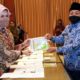 Walikota Malang saat menyerahkan dana sebagai simbol penerimaan