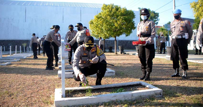 Peringati Hari Bhayangkara ke-74, Kapolres Situbondo Ziarah dan Tabur Bunga Hormati Jasa Para Pahlawan