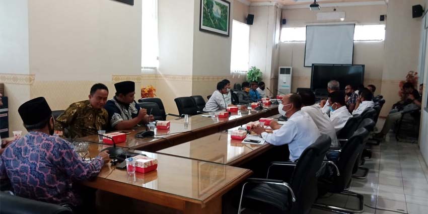 Rapat Komisi III DPRD Situbondo, Pabrik Aspal di Sliwung, Sanggup Perbaiki Jalan Rusak