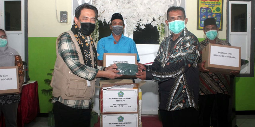 BANTUAN - Plt Bupati Sidoarjo, Nur Ahmad Syaifuddin menyerahkan bantuan masker di Balongbendo beberapa waktu lalu