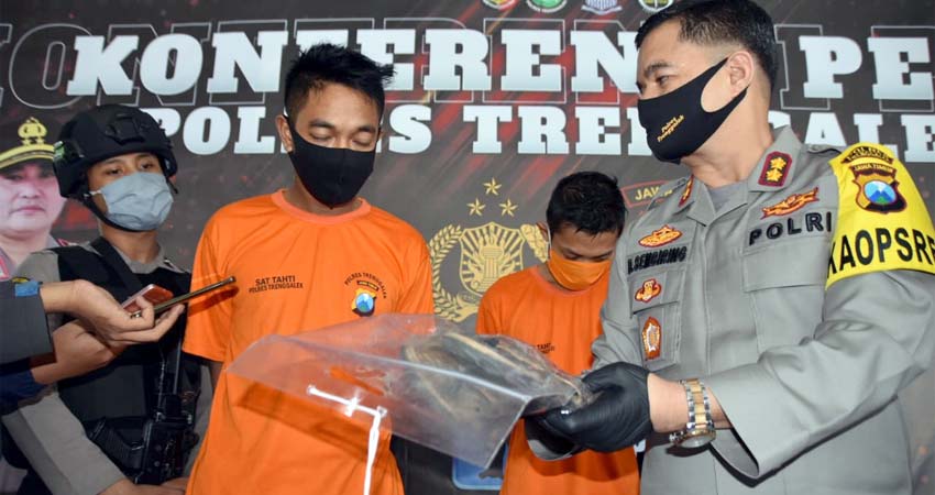 Sembunyikan SS Dalam Sandal, 2 Pemuda Trenggalek Ditangkap Polisi