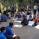 Puluhan mahasiswa Blitar Raya melakukan aksi unjuk rasa di depan Kantor Perhutani Blitar