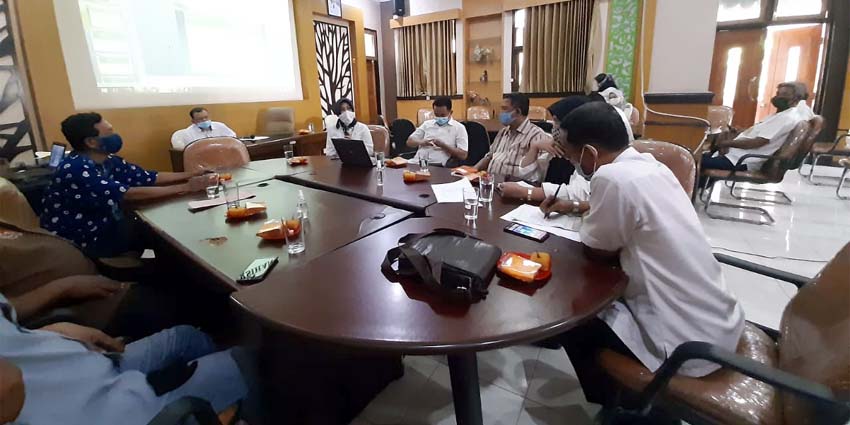 RAKOR - Perwakilan RW Krajan Barat, Krajan Tengah dan Ngingas serta Kelurahan/Kecamatan Krian turut Rapat Koodinasi (Rakor) pembuangan sampah bersama Kabid Kebersihan DLHK di Kantor Dinas DLHK Sidoarjo, Rabu (15/7/2020)