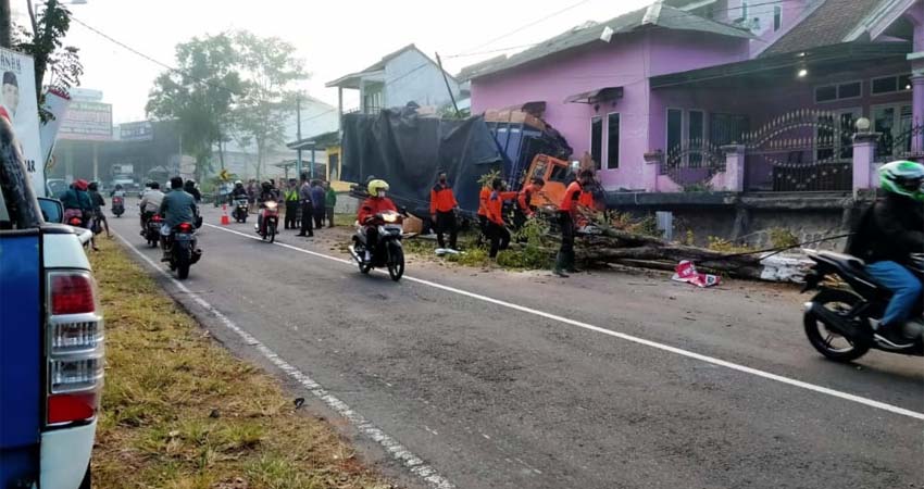 Sopir Ngantuk, Truk fuso Tabrak 2 Rumah Warga Arjasa Jember