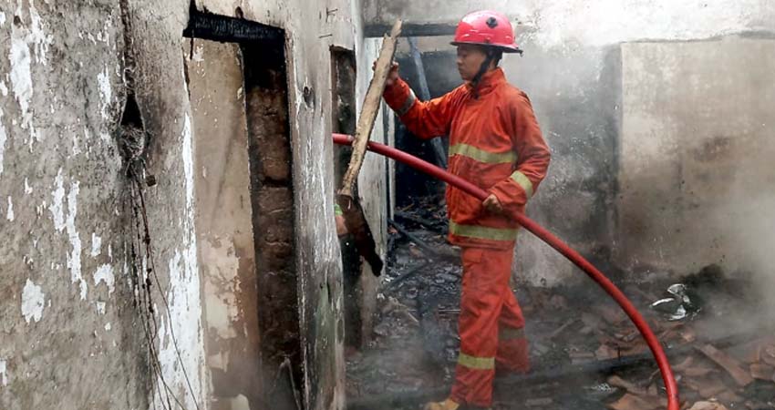 Teledor Isi Bensin 1 Rumah Warung Jember Ludes Terbakar