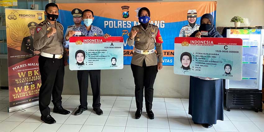 Kanit Regident Satlantas Polres Malang dan Kasat Lantas Polres Malang saat penyerahan simbolis SIM Gratis. (Humas Polres Malang)