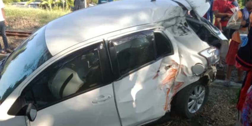 kondisi toyota yaris naas setelah tertabrak KA Sritanjung