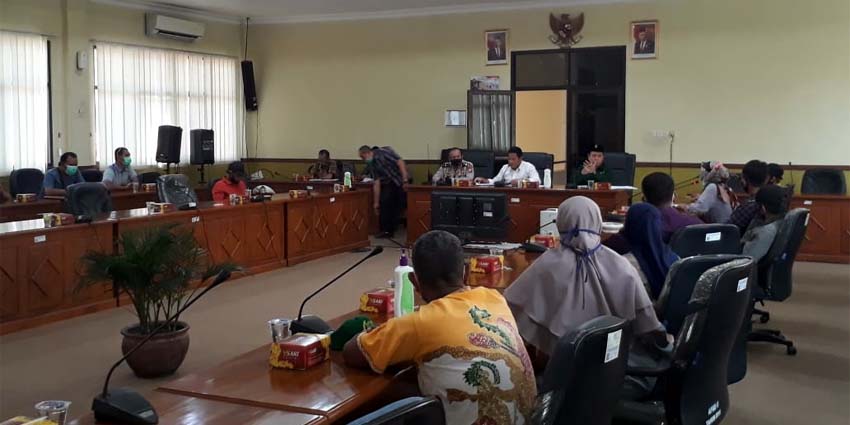 NGADU - Sejumlah warga pemilik toko pracangan asal Desa Candipari, Kecamatan Porong mengadu ke Komisi A DPRD Sidoarjo terkait pembangunan toko modern (Indomart) yang izinnya dimainkan oknum pejabat, Sabtu (25/07/2020)