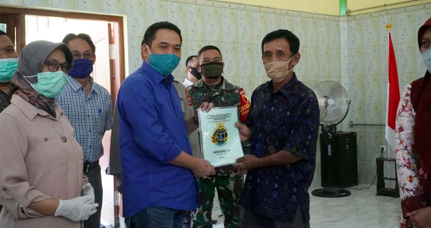 Wakil Bupati Jombang Sumrambah serahkan sertifikat program Pendaftaran Tanah Sistimatis Lengkap (PTSL) desa Plosokerep kecamatan Sumobito Kabupaten Jombang