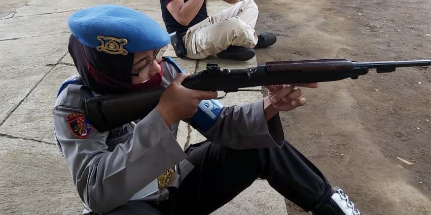 POLWAN : Anggota Polwan Polresta Malang saat latihan menembak yang digelar di lapangan tembak Brimob Den B Pelopor Sat Brimob Polda Jatim. (memo x/fik)