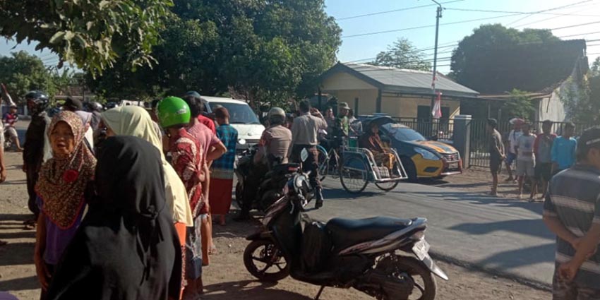 Situasi saat terjadi bentrok antara gerombolan anggota pencak silat dan warga Desa Kayuputih. (im)