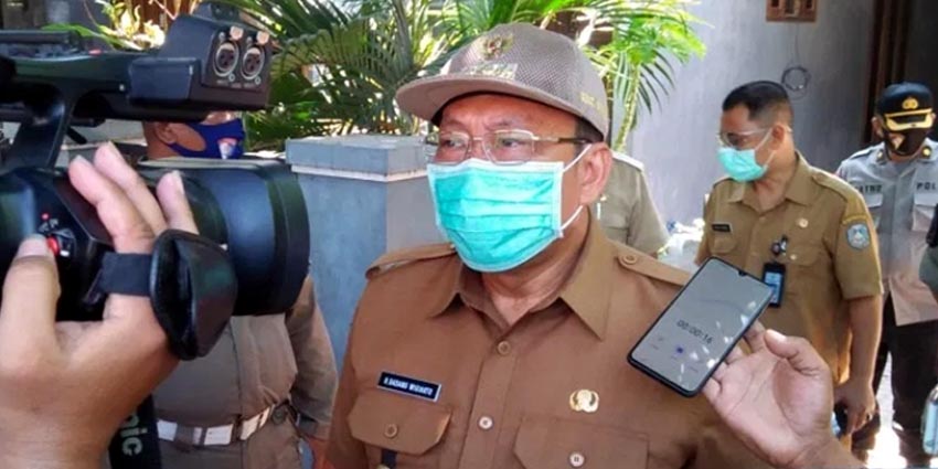 Bupati Situbondo H Dadang Wigiarto SH saat melakukan peninjauan lokasi kejadian. (her)