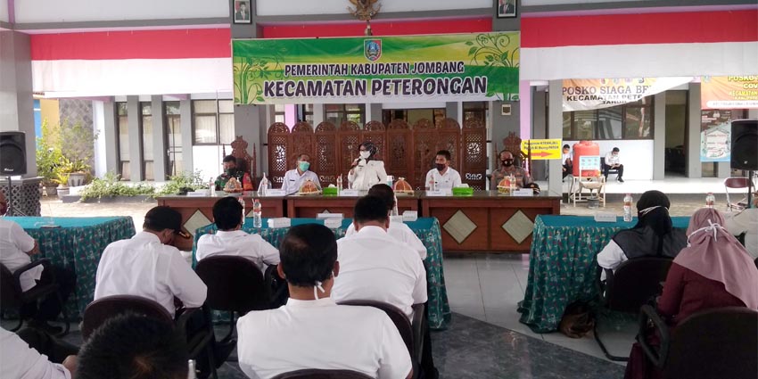 SOSIALISASI: Bupati Jombang Hj.Mundjidah Wahab (tengah) saat mensosialisasikan Surat Edaran tentang ijin hajatan di pendopo Kecamatan Peterongan