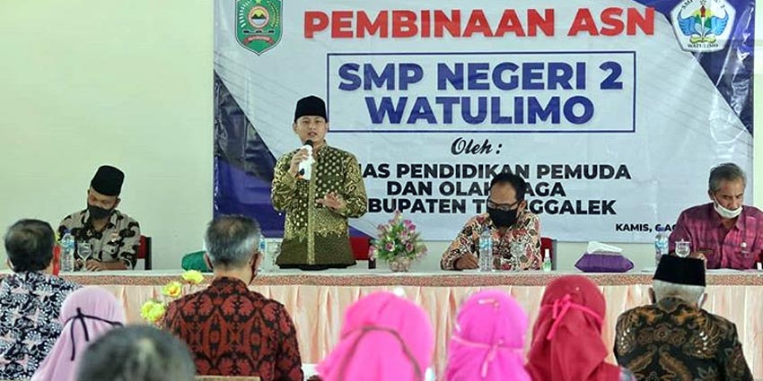 PEMBINAAN: Bupati Trenggalek saat memberikan pembinaan ASN di SMP Negeri 2 Watulimo