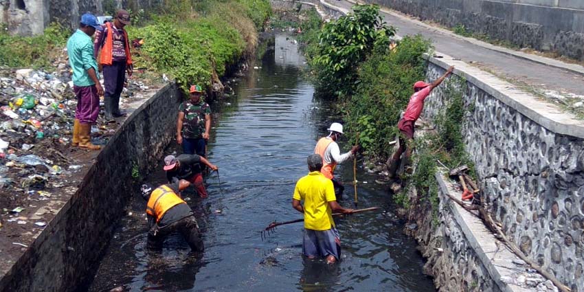 Petugas dari Dinas PU secara rutin membersihkan sungai dari sampah