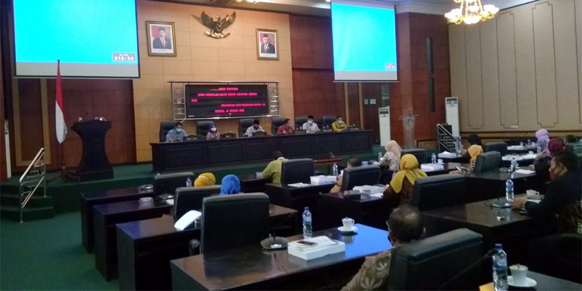 RAPAT PARIPURNA: Bupati Jombang Hj.Mundjidah hadir di Rapat Paripurna DPRD Jombang dengan agenda penyampaikan nota penjelasan atas Rancangan Peraturan Daerah tentang Perubahan APBD