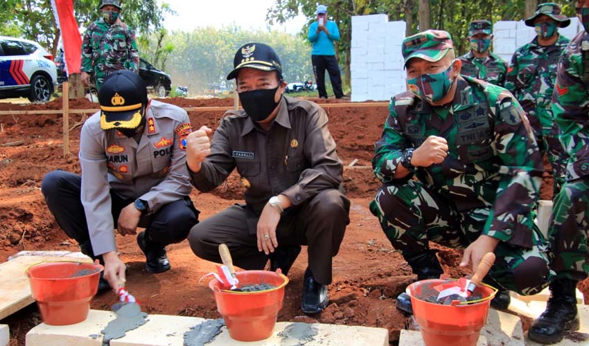 PERESMIAN: Dandim 0812/Lamongan, Letkol Inf Sidik Wiyono di acara pra TMMD di Desa Tebluru bersama Bupati Lamongan H Fadeli (tengah)