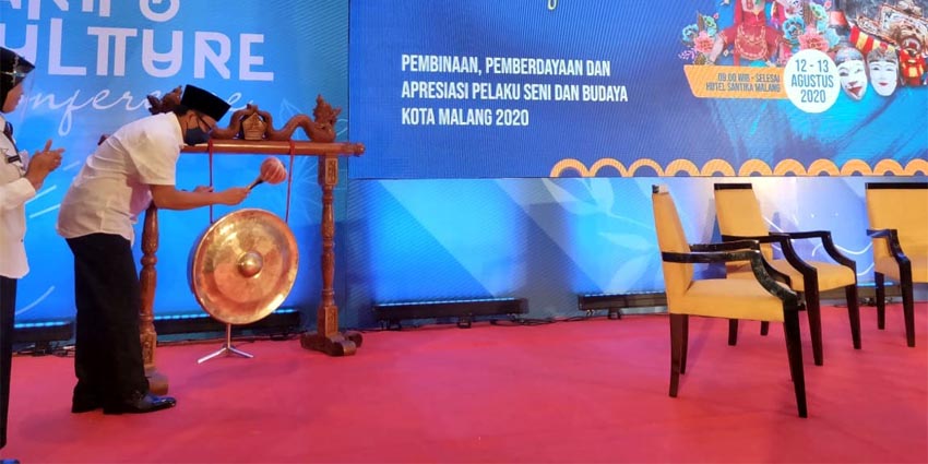 BUKA : Walikota Malang Sutiaji membuka acara pelatihan bagi pelaku seni Kota Malang. (memo x/cw2)