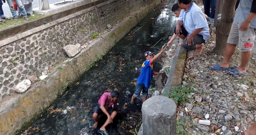 Korban Slamet Budiono saat berada di sungai. (ist)