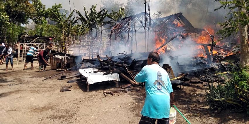 Rumah semi permanen milik Sugiyanto (60) tampak ludes terbakar. (her)