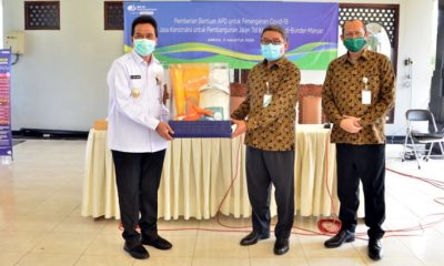 Deputi Direktur BPJS Ketenagakerjaan Wilayah Jawa Timur Dodo Suharto yang didampingi Kepala Cabang BPJS Ketenagakerjaan Gresik Ahmad Fauzie Usman saat memberikan bantuan kepada Wakil Bupati Gresik Dr. Mohammad Qosim