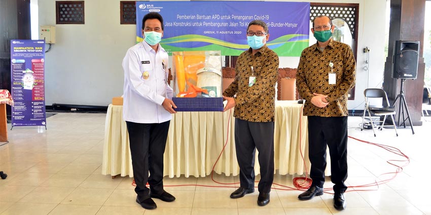Deputi Direktur BPJS Ketenagakerjaan Wilayah Jawa Timur Dodo Suharto yang didampingi Kepala Cabang BPJS Ketenagakerjaan Gresik Ahmad Fauzie Usman saat memberikan bantuan kepada Wakil Bupati Gresik Dr. Mohammad Qosim