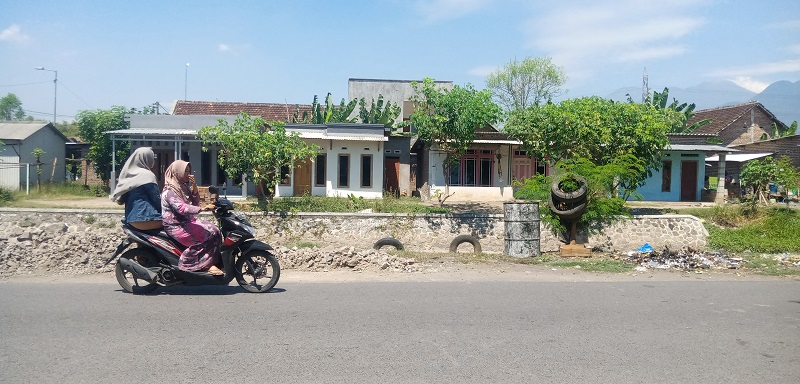 BANGUNAN LIAR : Kondisi bangunan liar berdiri diatas tanah pengairan sepanjang Kanal Desa Kedungsolo, Porong. (gus)