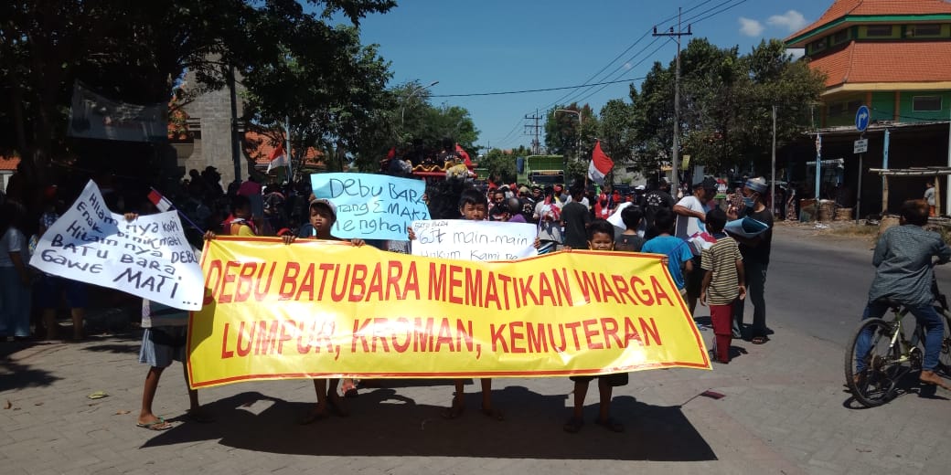 GELAR DEMO : Warga Kroman dan Kemuteran Gresik saat menggelar demo di DPRD Gresik.