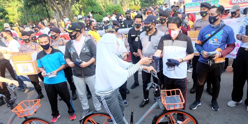 BERMASKER - Jajaran Forkopimda Sidoarjo membagikan 15.000 masker ke pengguna jalan dan warga yang berolahraga di Alun-Alun Sidoarjo, Minggu (09/08/2020)