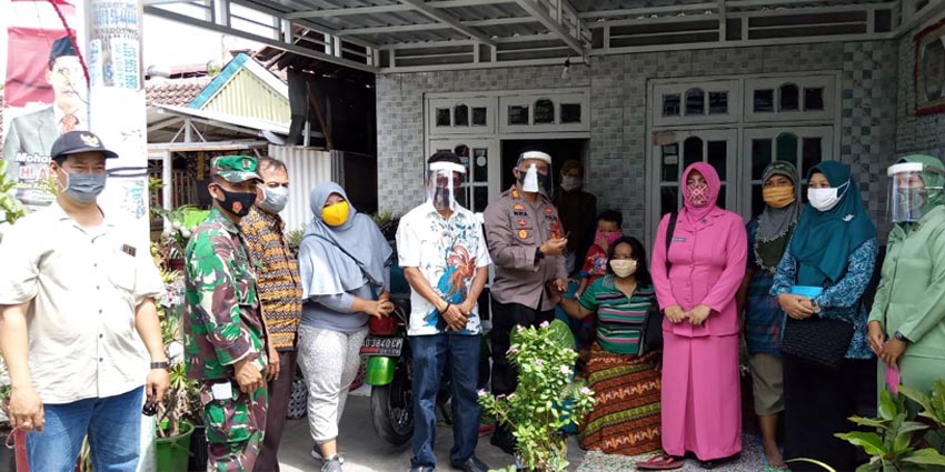 BAGI MASKER : Kapolsek Tanggulangin AKP Eka Wira Dharma Sibrani, bersama Forkopimka Tanggulangin, ibu-ibu Bhayangkari, Persit, PKK se-Kecamatan Tanggulangin membagi masker gratis kepada warga (gus)