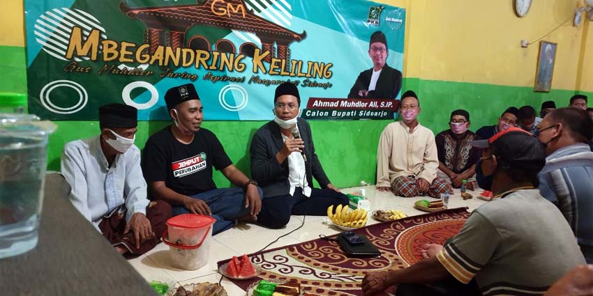 TAMPUNG ASPIRASI - Bacabup Sidoarjo, Ahmad Muhdlor Ali (Gus Muhdlor) menampung aspirasi warga lima desa di Desa Watugolong, Kecamatan Krian, Sidoarjo, Selasa (04/08/2020) malam