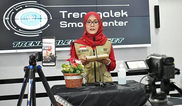 Juru Bicara Gugus Tugas Percepatan Penanganan Covid-19 Kabupaten Trenggalek, dr Murti Rukiyandari saat mengumumkan pasien sembuh dan pasien terkonfirmasi positif di gedung Smart Center