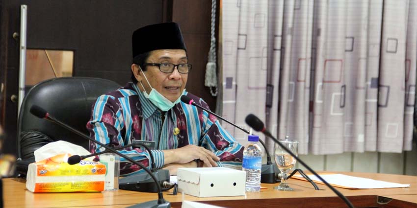 RAPAT EVALUASI : Wabup Jember Drs. KH. A. Muqit Arief saat rapat evaluasi penyaluran pupuk bersubsidi bersama Komisi Pengawasan Pupuk dan Pestisida (KPPP) Kabupaten Jember