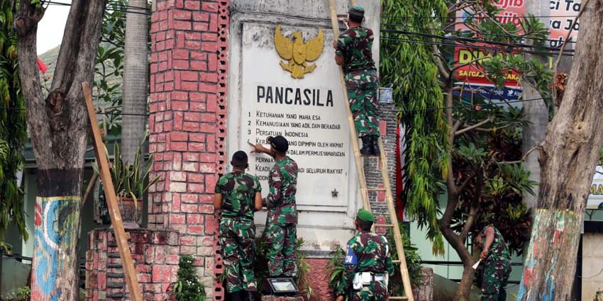 Para anggota kodim juga terlihat membersihkan tugu pancasila yang dinilai mempunyai nilai sejarah di Kota Probolinggo