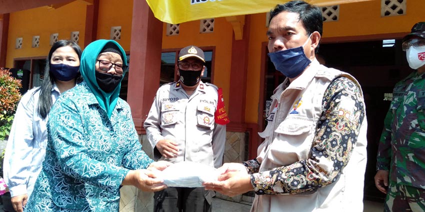 Kegiatan Camat Sukun saat membagikan masker pada masyarakat. (memo x/cw1)