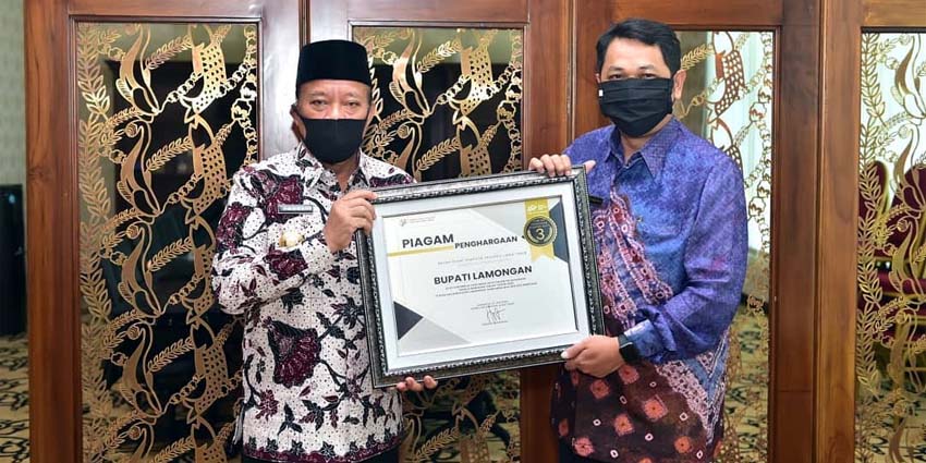 Bupati Lamongan Fadeli menerima piagam penghargaan dari BPS. (memo x/fkr)