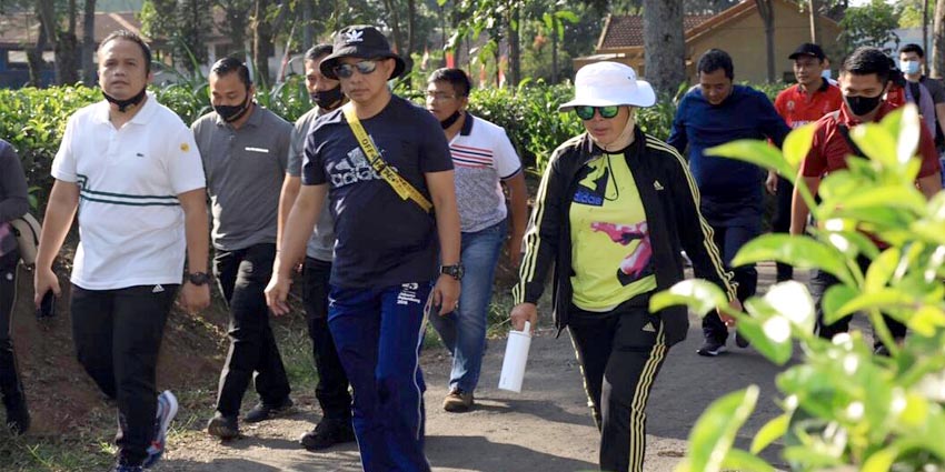 JALAN SEHAT: Kapolres Malang AKBP Hendri olahraga jalan sehat bersama Mendagri RI Jenderal Polisi (Purn) Prof. Drs. H. M Tito Karnavian MA,PH.D