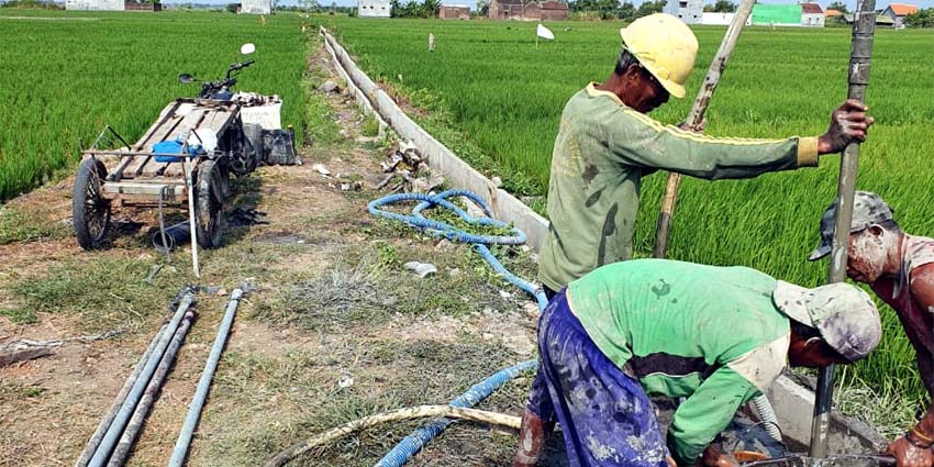 GOTONG ROYONG: Petani Desa Jemirahan secara swadaya, bergotong-royong melaksanakan pengeboran untuk mendapatkan air (gus)