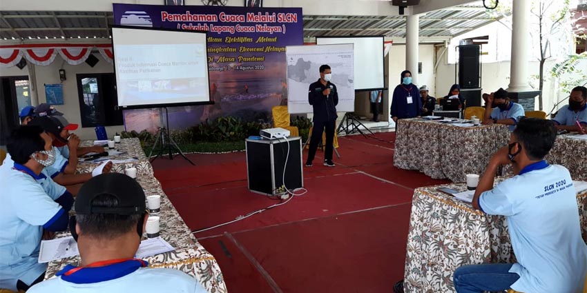 PELATIHAN - Anggota DPR RI Sigit Sosiantomo, Kepala BMKG Tanjung Perak Taufiq Hermawan dan Kadis Perikanan M Bachruni Aryawan pose bersama saat pembukaan pelatihan SLCN 2020 di Desa Gisik Cemandi, Kecamatan Sedati, Sidoarjo, Senin (10/08/2020)