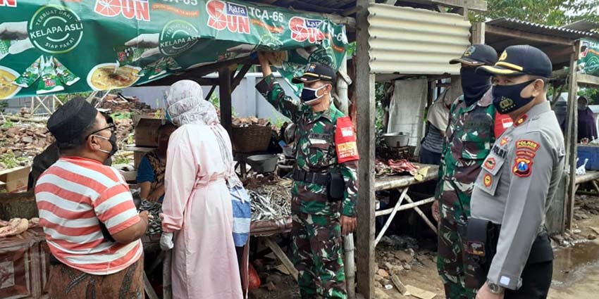 Petugas saat Sidak di Pasar Tradisional Wonoasih Probolinggo