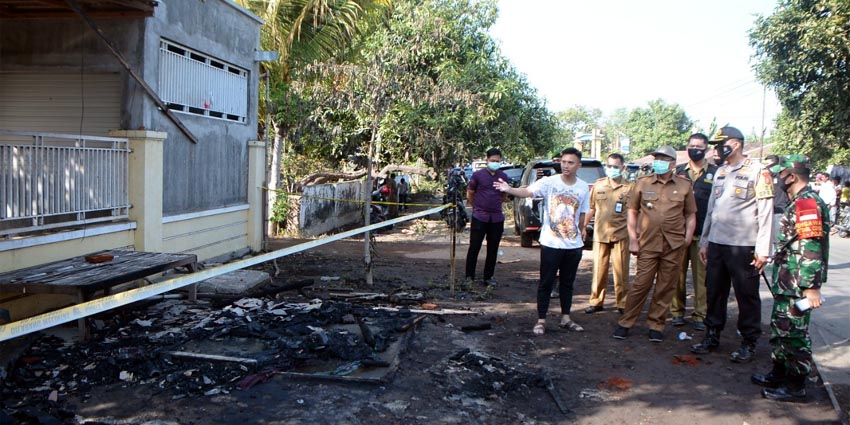 Kapolres, Bupati, Dandim 0823 Situbondo saat meninjau lokasi kejadian. (her)
