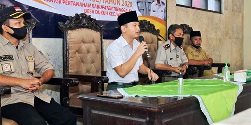 Pastikan Tidak Ada Pelanggaran, Bupati Trenggalek Serahkan Sertifikat PTSL Ke Warga