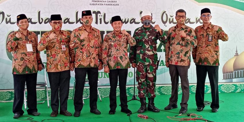 PEMBUKAAN: (dari kiri) Kabag Kesra Setkab Halifaturrahman, Sekretaris Kabupaten Totok Hartono, Kapolres Pamekasan AKBP Djoko Lestari, Wakil Bupati Pamekasan Raja’e dan jajaran forpimda lainnya foto bersama usai pembukaan acara Musabaqah Tilawatil Quran (MTQ) ke-29 di tingkat Kabupaten Pamekasan, di halamam Negara Bhakti, Mandhapa Aghung Ronggosukowati, Selasa (11/08/20)