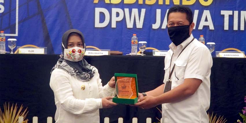 Cinderamata: Walikota memberikan cinderamata kepada Kepala OJK Regional 4 Jawa Timur Bambang Mukti Riyadi