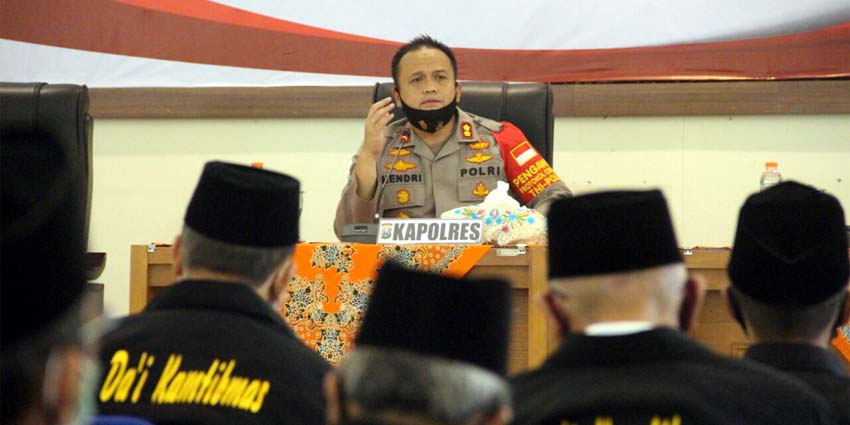 HADIR: Sebanyak 52 Da'i Kamtibmas rayon Polsek Lawang, Tumpang dan Pagak Polres Malang bersama para Kapolsek hadir dalam kegiatan Forum Group Discussion bersama Kapolres Malang AKBP Hendri. (memo x/fik)