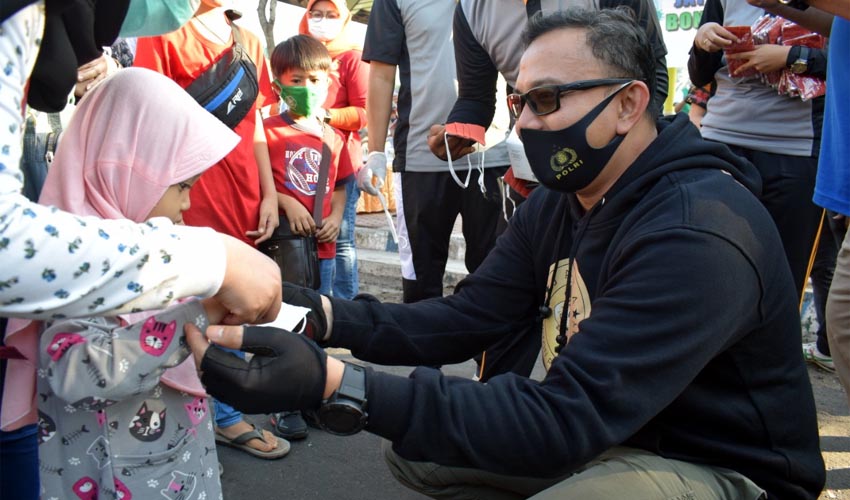 Kapolres memberikan masker pada anak-anak (sam)