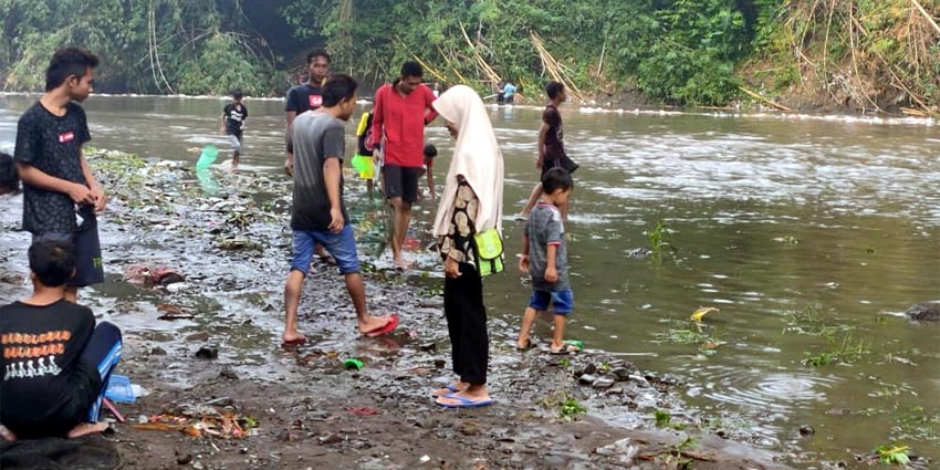 Ratusan Warga Jember Turun Ke Sungai Setelah Hujan Deras, Ada Apa