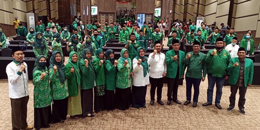 Pasangan Gus Yani-Bu Min (baju putih tengah) saat menghadiri Rapimcab II PPP Gresik, 30 Juni lalu