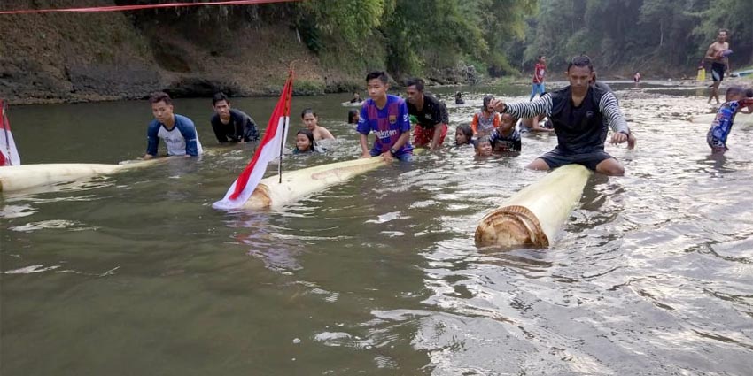 Lomba berenang di atas gedebok (batang pisang, red) di Sungai Bedadung