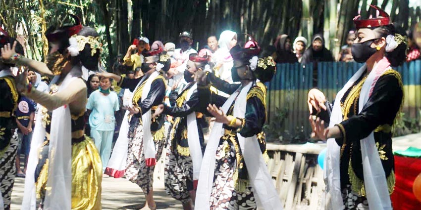 TARI ULING : Sejumlah anak sekolah dasar yang tergabung dalam Sanggar Seni Villa Dancer sedang memperagakan Seni Tari Uling Hutan Bambu